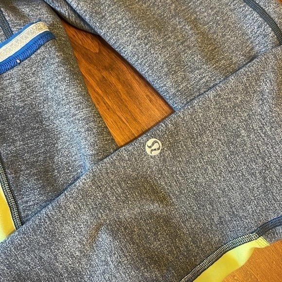 Lululemon size 6 reversible full-length leggings - Picture 6 of 6